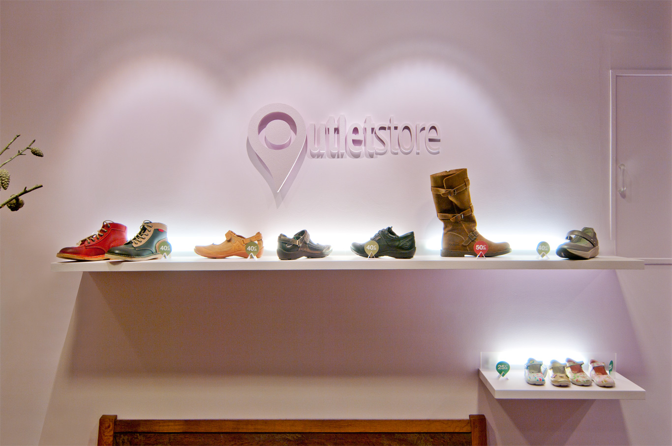 Interior tienda estante calzado femenino