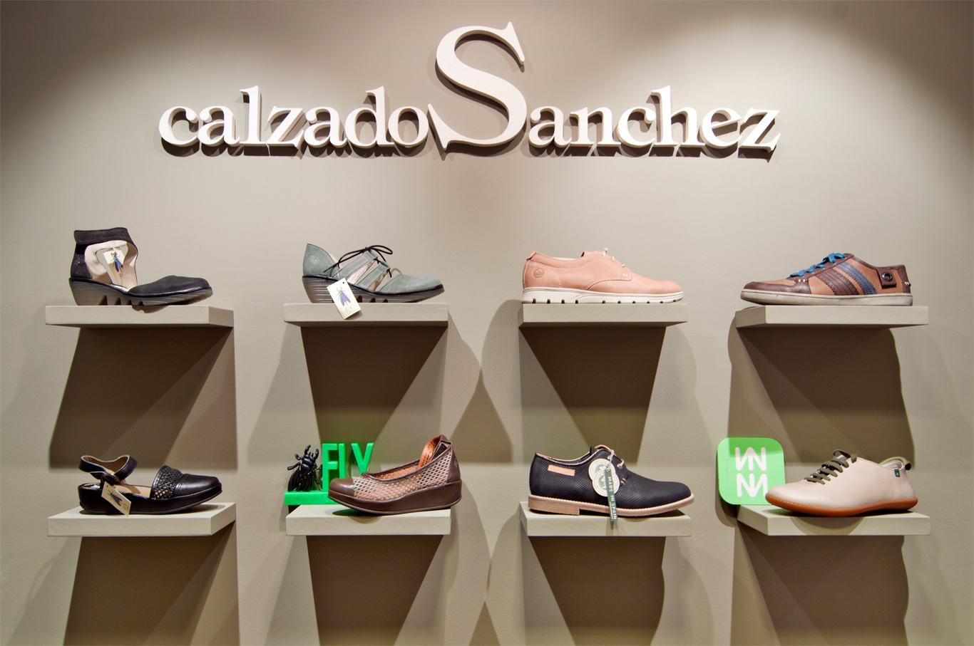 Interior tienda Calzados Sánchez, detalle expositor